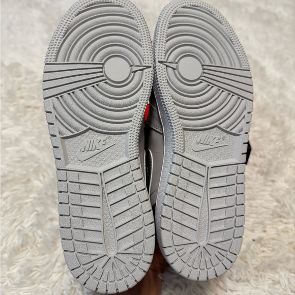 Nike Air Jordan 1 Retro High OG GS “Tokyo” Metallic Silver 575441 029 Size 5Y - Picture 5 of 9